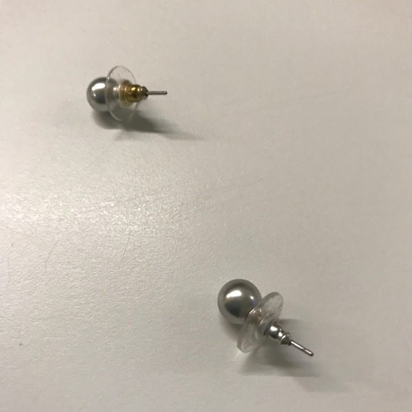 Silver color pearl stud earrings - Picture 2 of 7